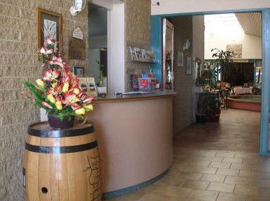 Travellers Rest And The Courtyard Restaurant - New Castle Holiday 3