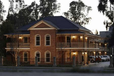 Carlyle Suites  Apartments - New Castle Holiday