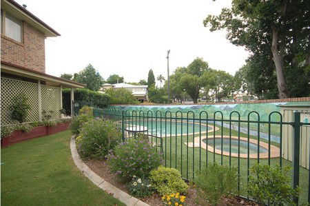 Country Gardens Motor Inn - New Castle Holiday 5