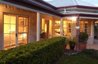 Noosa Valley Manor - Bed And Breakfast - New Castle Holiday 1