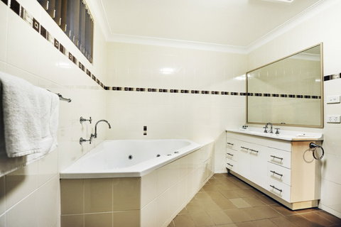 Absolute Beachfront Smugglers On The Beach - New Castle Holiday 4