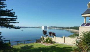Bay 10 Accommodation - New Castle Holiday 1