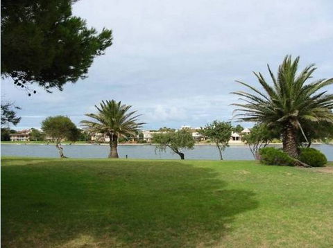 Lake Shore Apartment - New Castle Holiday 6