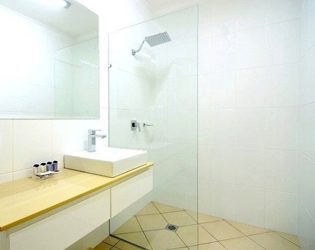 Cairns Queenslander Apartments - New Castle Holiday 4