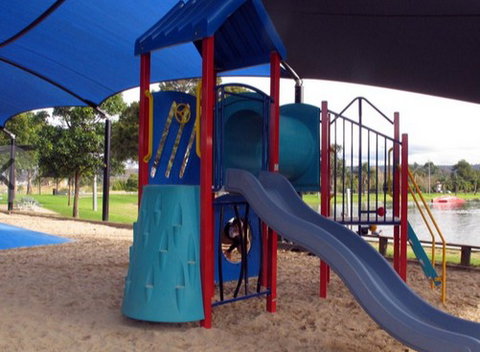 Cables Lodge Accommodation - New Castle Holiday 0