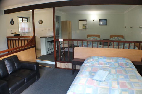 Lake Forbes Motel - New Castle Holiday 2
