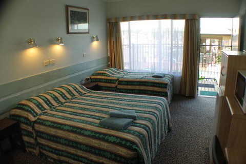 Lake Forbes Motel - New Castle Holiday 3