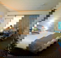 Longreach Motor Inn - New Castle Holiday