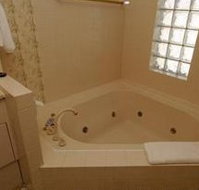 McNevins Warwick Motel and Gunyah Restaurant - New Castle Holiday