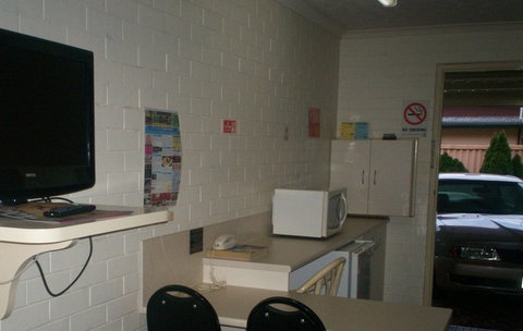 A Raceview Motor Inn - New Castle Holiday 2