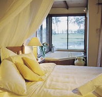 Lake Weyba Cottages - New Castle Holiday