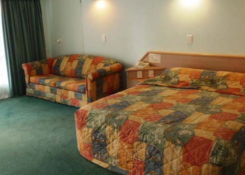 Runaway Bay Motor Inn - New Castle Holiday 0