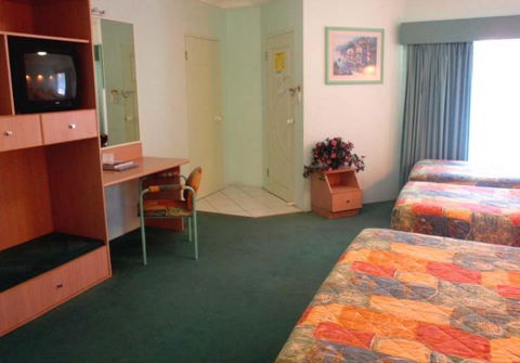 Runaway Bay Motor Inn - New Castle Holiday 1