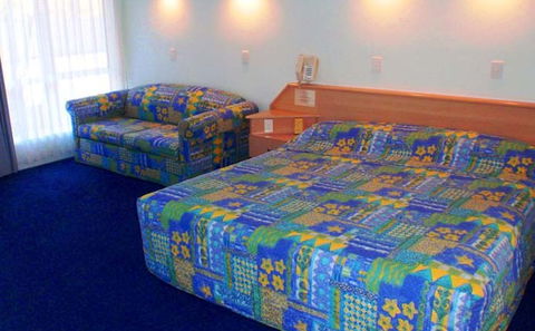 Runaway Bay Motor Inn - New Castle Holiday 2