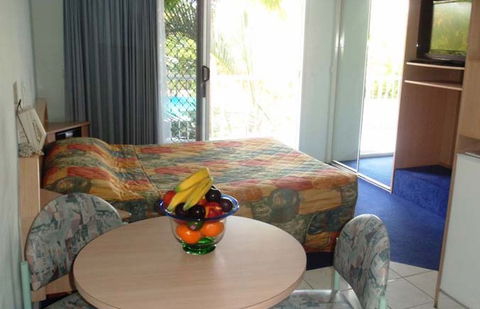 Runaway Bay Motor Inn - New Castle Holiday 3