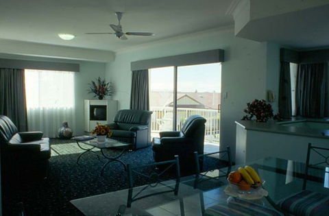 Runaway Bay Motor Inn - New Castle Holiday 4