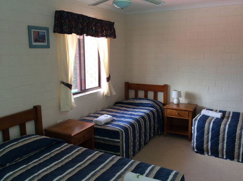 Cleveland Visitor Villas Motel & Shailer Park Garden Villas - New Castle Holiday 3