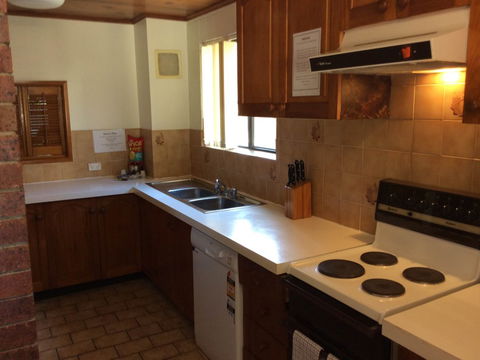 Cleveland Visitor Villas Motel & Shailer Park Garden Villas - New Castle Holiday 5