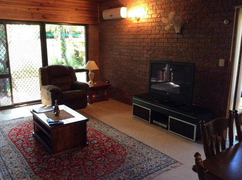 Cleveland Visitor Villas Motel & Shailer Park Garden Villas - New Castle Holiday 6