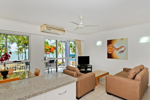 Agincourt Beachfront Apartments - New Castle Holiday 6