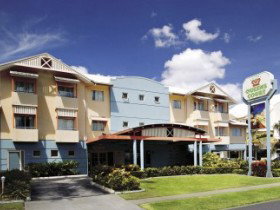 Cairns Queens Court Accommodation - New Castle Holiday 0