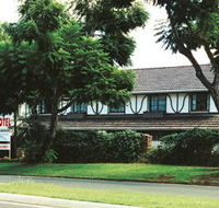 A Tudor Lodge Motel - New Castle Holiday