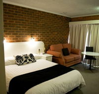 Cousins Motor Inn - New Castle Holiday