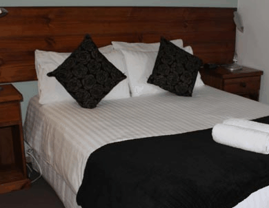Tullah Lakeside Chalets - New Castle Holiday 1