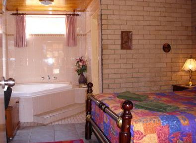 Lake Front Motel - New Castle Holiday 4