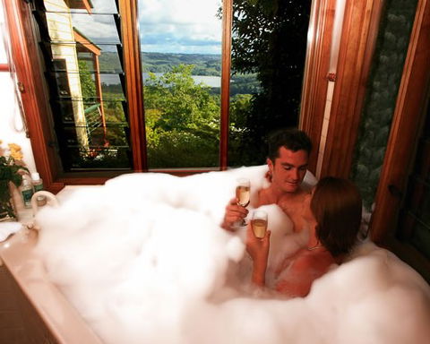 Montville Misty View Cabins - New Castle Holiday 1