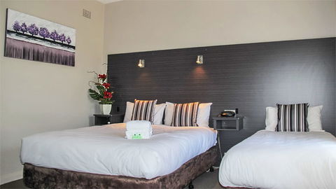 Mid City Motor Lodge - New Castle Holiday 1