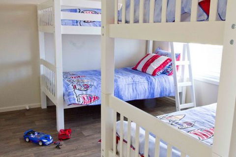 Coral Sands Luxury Beach House - New Castle Holiday 5