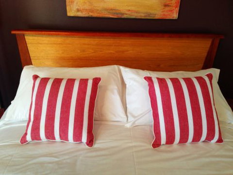 ArtHOUSE Beachfront Accommodation - New Castle Holiday 4