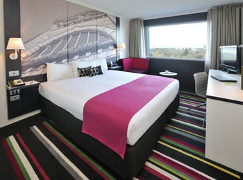 Mercure Melbourne Treasury Gardens - New Castle Holiday 4