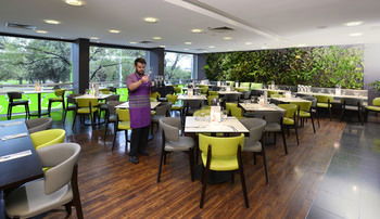 Mercure Melbourne Treasury Gardens - New Castle Holiday 9