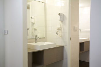 Ibis Melbourne Hotel And Apartments - New Castle Holiday 13
