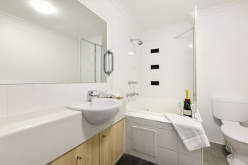 Quest On St Kilda Road - New Castle Holiday 8