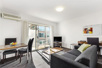 Quest On St Kilda Road - New Castle Holiday 13