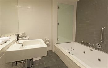 Causeway 353 Hotel - New Castle Holiday 10
