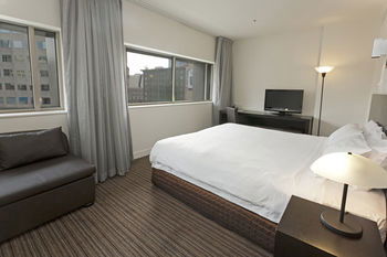 Causeway 353 Hotel - New Castle Holiday 26