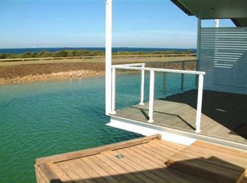 Caves Beachside Hotel - New Castle Holiday 2