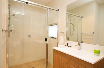 Caves Beachside Hotel - New Castle Holiday 9