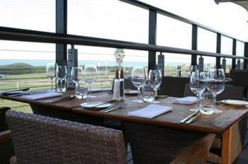 Caves Beachside Hotel - New Castle Holiday 13