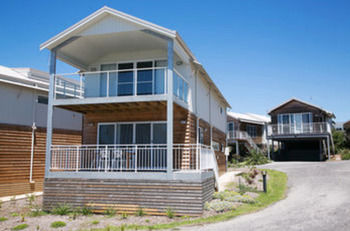 Caves Beachside Hotel - New Castle Holiday 24