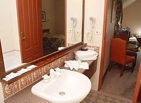 La Maison Boutique - New Castle Holiday 7
