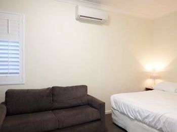 Naughtons Parkville Hotel - New Castle Holiday 1