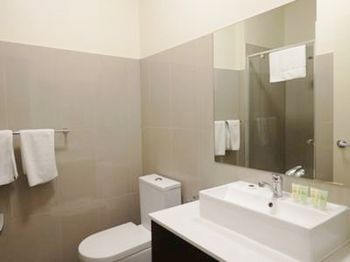 Naughtons Parkville Hotel - New Castle Holiday 7