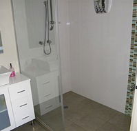 DeaposVine Escape - New Castle Holiday