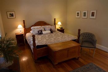 Tizzana Winery Bed & Breakfast - New Castle Holiday 2