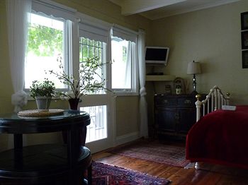 Brentwood Accommodation - New Castle Holiday 4